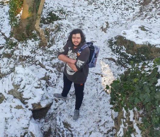 Une personne debout dansla neige.